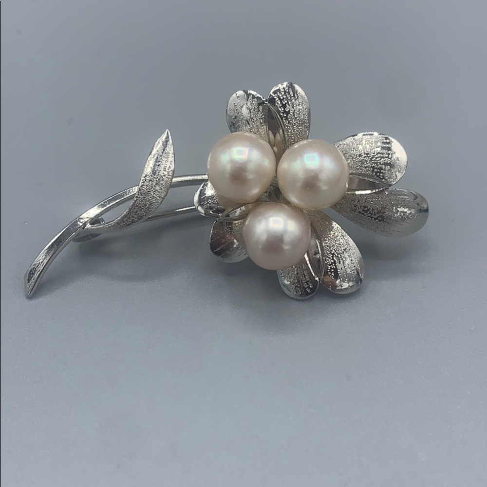 Stunning vintage sterling brooch.  Flower w pearls